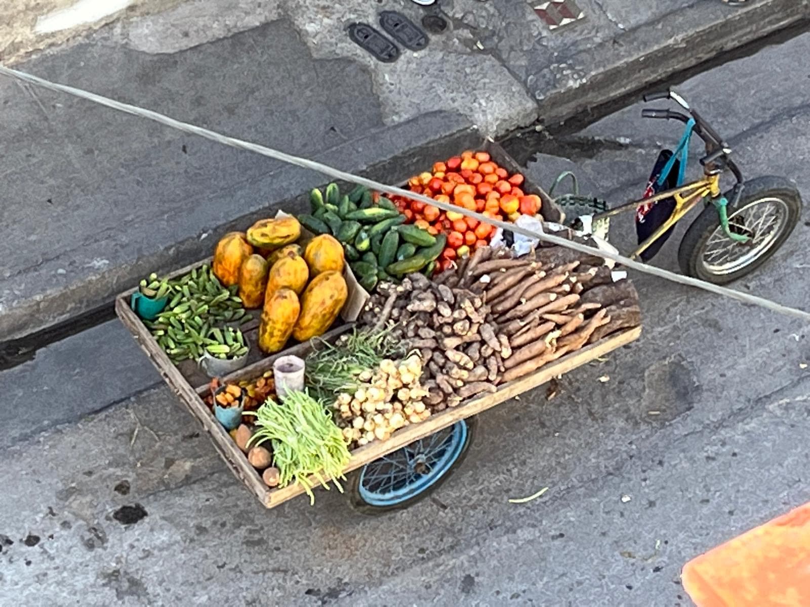 Straßenhändlerwagen mit Papayas, Tomaten, Gurken, Maniok und weiterem Gemüse